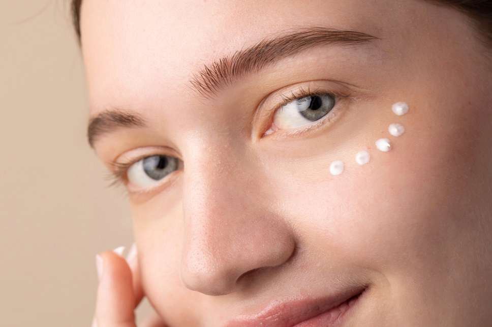 Berapa Usia yang Tepat untuk Menggunakan Krim Mata Dalam Skincare Anda?